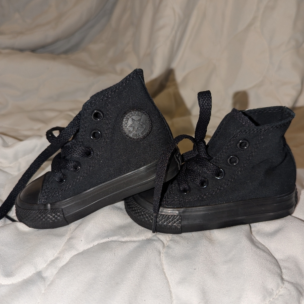 Converse hi top chuck taylors size 4